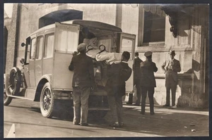 1927 Vintage Foto angeschnallt in Mann wird in Krankenwagen gesteckt alles bandagiert - Bild 1 von 3