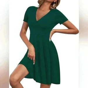Abito pattinatore verde scollo a V aderente e svasato manica corta casual festa nuovo senza etichette - Foto 1 di 11