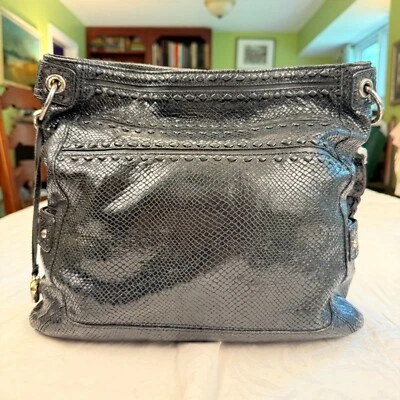 Bolso de Hombro Grande de Cuero Brighton Negro Serpiente Repujado Bolsillos Laterales Imán Foto 1 de 4