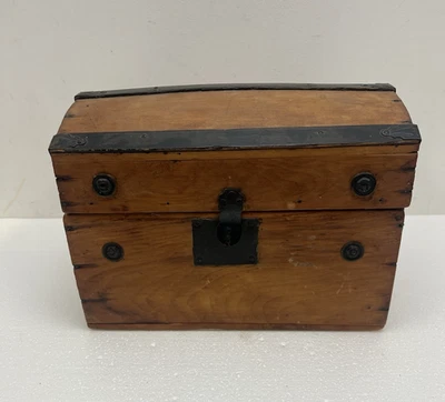 Vintage STEAMER TRUNK Dollhouse Miniature SALESMAN SAMPLE camelback chest small - Image 1 of 4