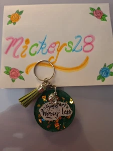 Handgefertigter UV Harz Schlüsselanhänger rund 2" grün Beten Sie mehr Sorgen weniger, Fisch, Quaste - Bild 1 von 4