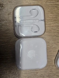 Apple MD827 Original EarPods with Remote & Mic - Genuine Apple Product - White - Picture 1 of 4