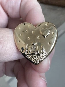 VTG Dreamworks Variety Club Shrek Fiona Donkey Heart Shaped Gold Tone Pin NOS - Picture 1 of 5