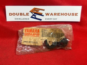 LOTE DE DOS (2) montaje de goma Yamaha 2GH-1111G-00 NUEVO OEM - Imagen 1 de 2