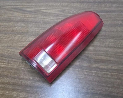 Lanterna traseira lateral 1988-1999 Silverado Sierra C/K Tahoe Yukon LH fabricante de equipamento original. 16506349 - Imagem 1 de 4