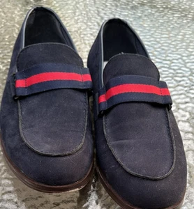 Schuhe, Herren, Slipper, marineblau mit roter Zierleiste, Kunstwildleder, 12""L, Neu ohne Etikett - Bild 1 von 3