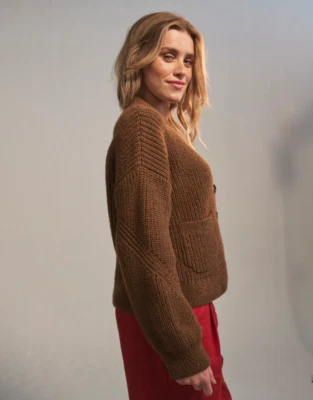 Sirdar liebevolle Strickanleitung Seltene Erden Strickjacke für recyceltes Garn/Wolle 10764