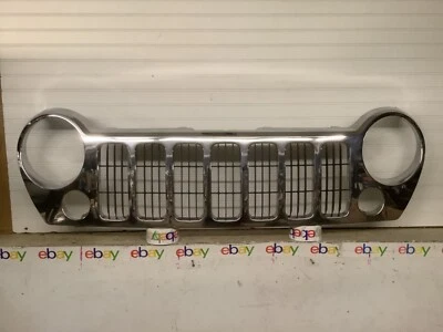 Jeep Liberty 2005-2007 OEM parrilla delantera cromada 5JJ85TRMA usado Foto 1 de 4