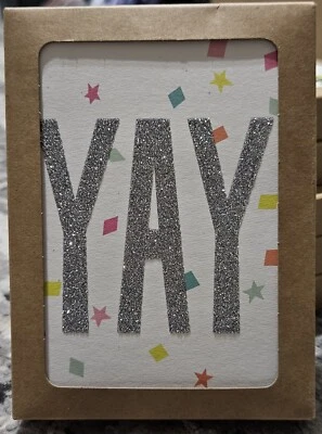 Paquete de 12 tarjetas de sello de plata brillante 'YAY' con confeti (en blanco por dentro)  Foto 1 de 2