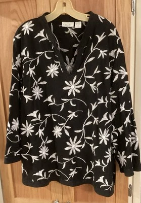 Blusa Pullover Top Tweeds Mujer Lino/Rayón Negra Con Diseño Floral Blanco XX Foto 1 de 4