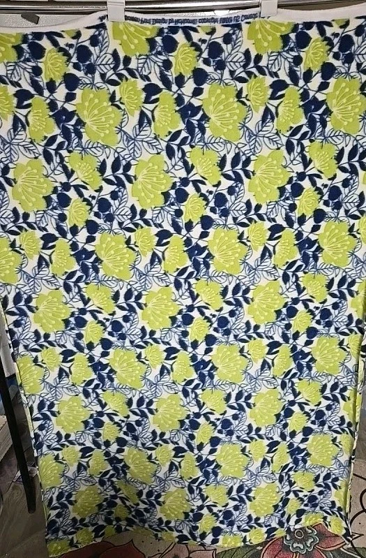 Floral  Flower Print Fleece Fabric - 60"x 42" -remanent  - Image 1 of 2