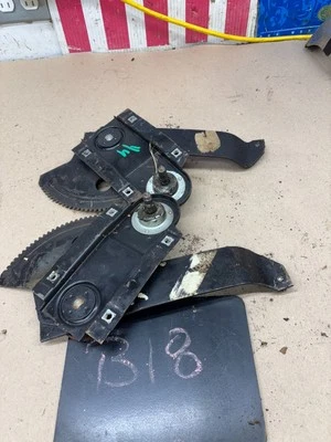 1966 66 1965 65 FORD GALAXIE LTD GALAXY JUEGO REGULADOR VENTANA CUARTO TRASERO 2 PUERTAS Foto 1 de 4