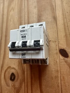 MEM MCB 63 Amp Tipo 3 Triple Polo 3 Fase 63A Memshield 3T633 633MC 633MB3 - Imagen 1 de 5