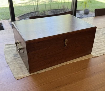 ANTIGUO COFRE DE CAOBA CON ASAS DE LATÓN Y BANDEJA INTERIOR Foto 1 de 4