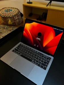MacBook Pro 2017 avec Touchbar (peu de cycles de charge) - Photo 1/16