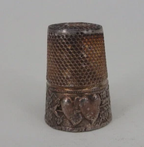Fingerhut mit 2 Herzen und Blüten an Rauten verziert Silber um 1915 (90739) - Bild 1 von 7