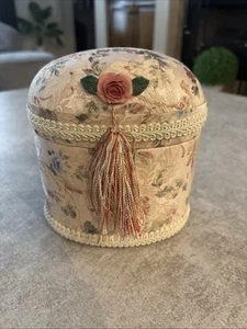 VINTAGE Nähkasten / Aufbewahrungsbox mit Gobelinbezug und Nadelkissenaufsatz G11 - Bild 1 von 8