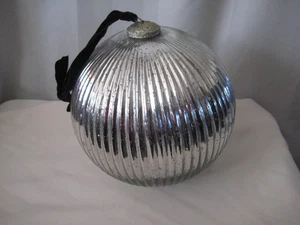 The White Company, London Ultimate Mercury Ribbed Bauble 25 CM Silver Ornament - Bild 1 von 11