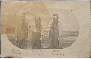 Postal de colección de hombres Amish de RPPC posan en el campo - Imagen 1 de 2