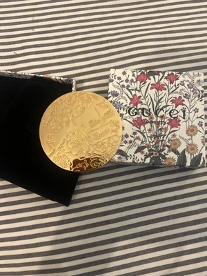Espejo compacto floral dorado Gucci Beauty con aumento GWP/VIP Foto 1 de 4