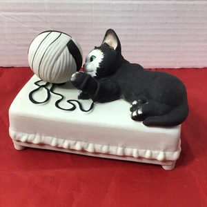 Vintage Mann Spieluhr schwarz/weiß Katze spielt mit Garnknäuel als Garnwindet - Bild 1 von 7