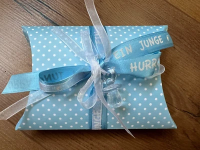 Pillowbox mit Schleife zur Geburt Junge Geschenkbox Verpackung Faltschachtel - Bild 1 von 2