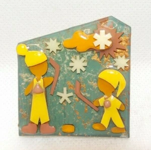 Broche vintage Lucinda solapa pin gente pequeña hockey invierno nieve hecho a mano - Imagen 1 de 9