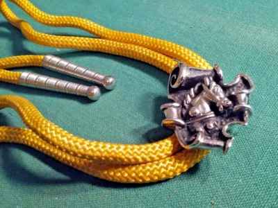 CORBATA BOLO de metal tono plateado tema Western Americana con acorde amarillo de 36" Foto 1 de 4