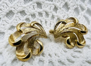 Pendientes con clip abstracto en tono dorado cepillado corona TRIFARI de colección - Imagen 1 de 7