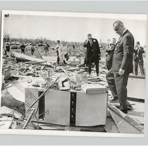 Präsident LYNDON B JOHNSON Tornadoschaden INDIANA Vintage 1965 Pressefoto - Bild 1 von 2