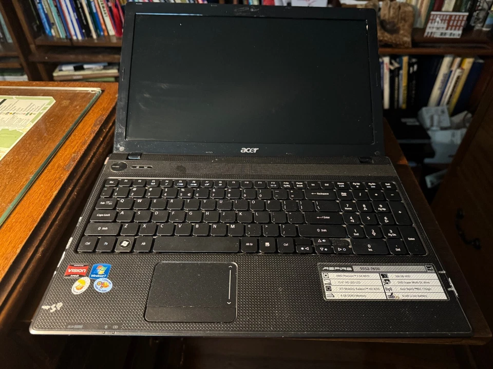 Acer Aspire 5552-7474 AMD Phenom II, sin mem / HD, inc fuente de alimentación - no se enciende Foto 1 de 4