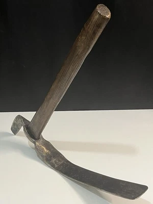Outil ancien en fer forgé – pioche / houe pour cultiver la terre, déco rustique - Photo 1/4