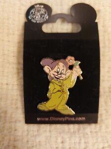 Disney Pin Trader Dopey Holding a Jeweled Flower Pin Original Card 2007 NEW