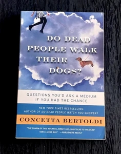 DO DEAD PEOPLE WALK THEIR DOGS? CONCETTA BERTOLDI PAPERBACK BOOK BRAND NEW - Foto 1 di 2