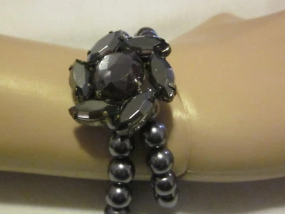 Pulsera elástica AVON Fecha Noche Perlada Negra Imitación Perlas y Piedras PEQUEÑA  Foto 1 de 4