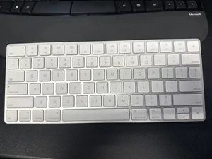 Genuine Apple Magic Keyboard Bluetooth Wireless, Rechargeable mac iPad iPhone - Picture 1 of 2