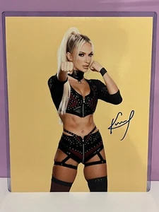 Karmen Petrovic Pugno Sfondo Giallo Firmato Autografo 8x10 WWE TNA AEW NXT - Foto 1 di 1