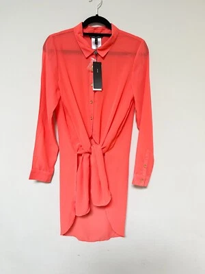 全新带标签! BCBG Maxazria 珊瑚衬衫连衣裙高低透明纽扣 168 美元 M 码 — 第 1/4 张图片