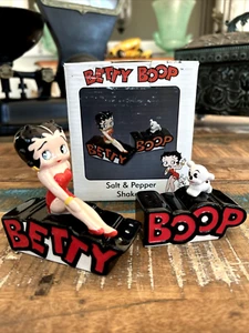 Iconic Betty Boop & Her Dog Pudgy On Name 2002 cerámica sal y pimienta nuevo en caja nuevo en caja - Imagen 1 de 8