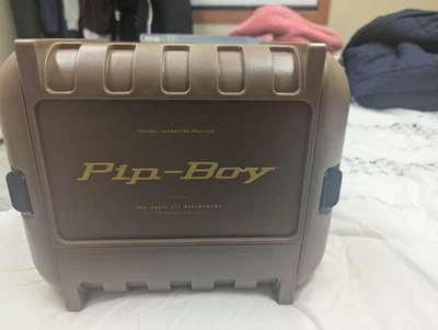 Fallout 4 Pip Boy Modelo 3000 Mk IV Edición Coleccionista Pipboy y Estuche SIN JUEGO COMO NUEVO Foto 1 de 4