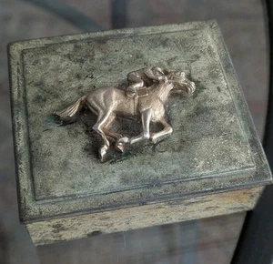 Estuche de carreras de caballos Napier de colección arte derby ecuestre caja de baratija de metal caballo jinete - Imagen 1 de 16