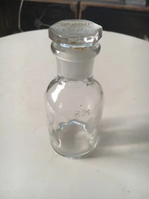 FLACON DE PHARMACIE EN VERRE ANCIEN AVEC BOUCHON NORM. R.M. 60 COLLECTION - Photo 1/4