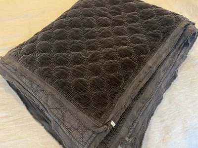 Edredón de terciopelo Pottery Barn Lattice Stitch King gris oscuro 102 x 92 Foto 1 de 4