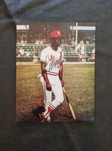 BONITA FOTO AUTOGRAFIADA COLOR 8X10 LOU BROCK - Imagen 1 de 2