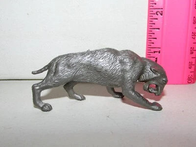 Figura de dinosaurio animal prehistórico de plástico Smilodon plateado MPC de colección de los años 60 Foto 1 de 4