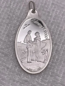 Colgante de compromiso ovalado de plata fina maciza .999 21x39 mm, con fecha 14 de febrero de 2000 - Imagen 1 de 6