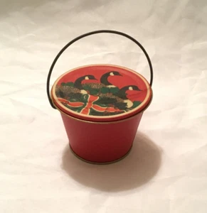 Vintage rote Metalldose Gänse Gans Enten klein rund mit Griff 2" hoch - Bild 1 von 7