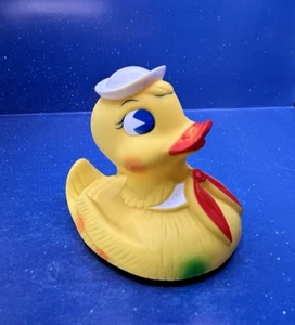 Juguete chirrido de pato de goma amarillo de colección con gorra de marinero y baño de corbata ¡CHIRRIDOS DE PATO! - Imagen 1 de 12