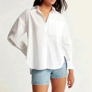Neu mit Etikett Abercrombie & Fitch weißes Oversize-Shirt mit Knopfleiste Damen XS - Bild 1 von 9