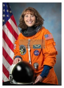 DORORTHY METCALF-LINDENBURGER NASA ASTRONAUT SCIENCE TEACHER STS-131 5X7 PHOTO - Picture 1 of 4
